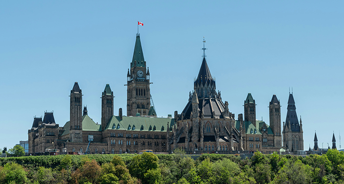 Colline du Parlement canadien contre un ciel bleu (photo d'Aleksandr Galenko)