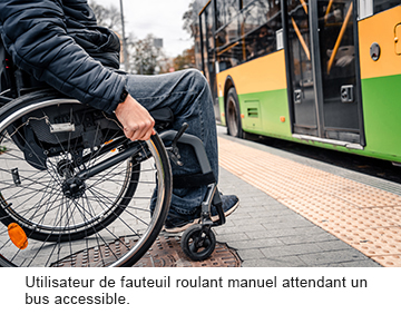 Utilisateur de fauteuil roulant manuel attendant un bus accessible. ©Zaiets Roman