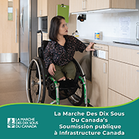 Une femme atteinte de nanisme dans un fauteuil roulant utilisant une cuisine accessible