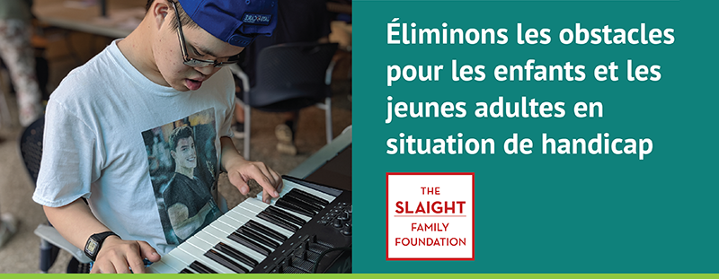 Éliminons les obstacles pour les enfants et les jeunes adultes en situation de handicap. Jeune joue de la musique sur un clavier