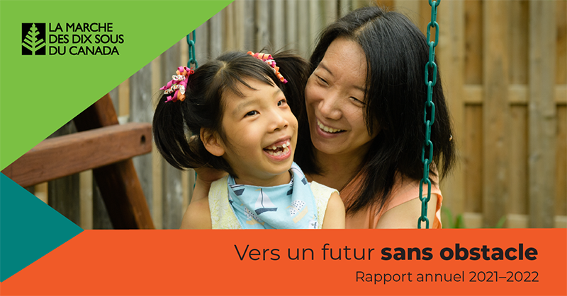 Vers un futur sans obstacle : Rapport annuel 2021-2022 de la MDSC (Un enfant souriant et sa mère sur une balançoire)