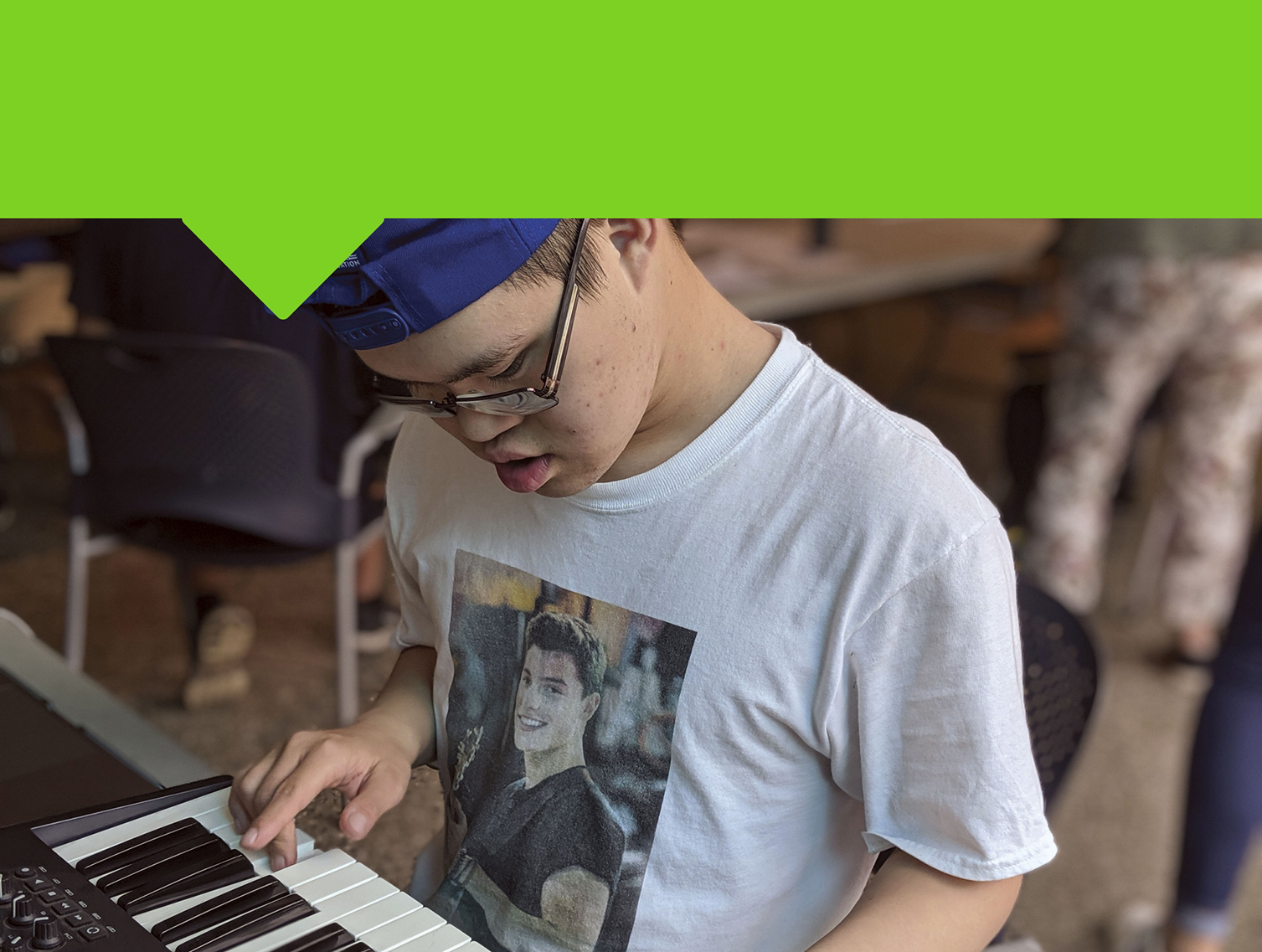 Un jeune homme joue sur un clavier